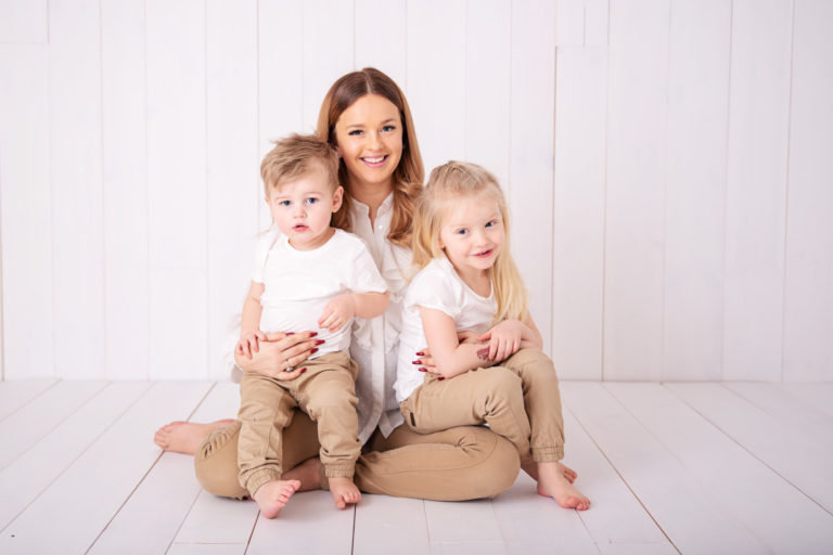 Nathalie, Joline & Jason – Familjefotografering i studion